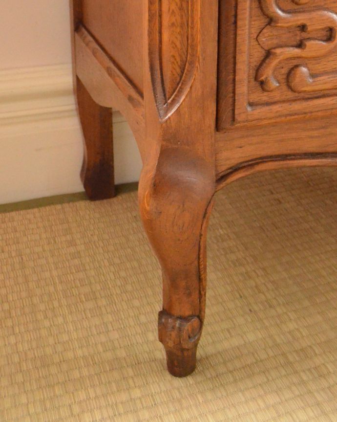 アンティークのチェスト　アンティーク家具　南フランスのアンティーク家具、彫りがキレイでどこにでも置けるスリムな４段チェスト。美しい彫が入った脚先。(j-1800-f)