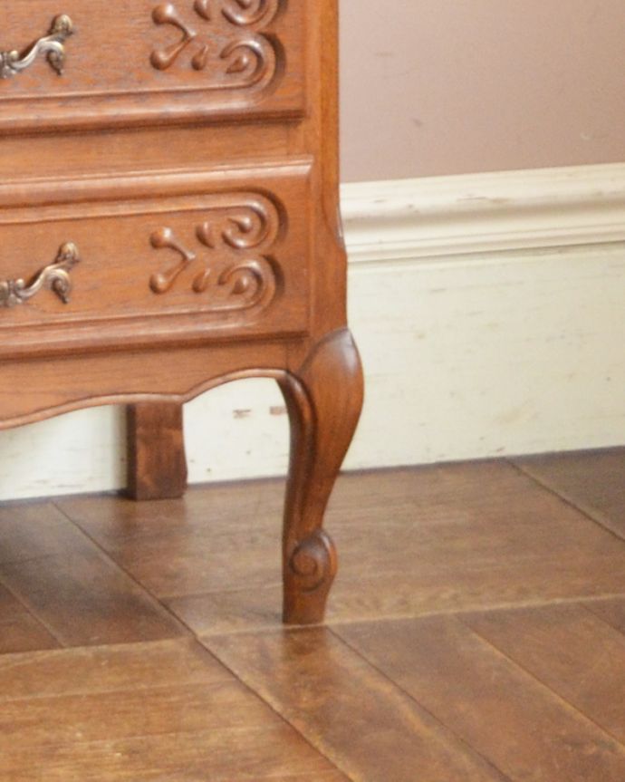 アンティークのチェスト　アンティーク家具　お部屋を華やかに演出してくれる、南フランスから届いたアンティークのスリムな５段チェスト。美しい彫が入った脚先。(j-1801-f)