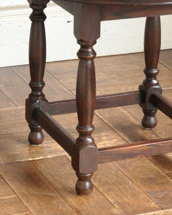 アンティークのテーブル　アンティーク家具　気軽に使えるコンパクトサイズが嬉しいアンティークオケージョナルテーブル。持ち上げなくても移動できます！Handleのアンティークは、脚の裏にフェルトキーパーをお付けしていますので、床を滑らせて簡単に移動する事が出来ます。(j-1803-f)