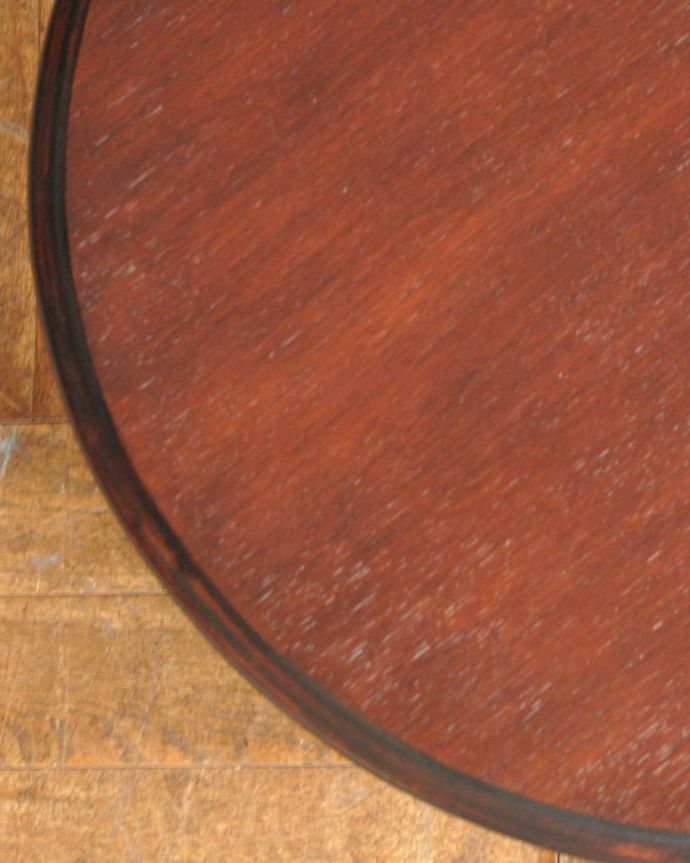 アンティークのテーブル　アンティーク家具　気軽に使えるコンパクトサイズが嬉しいアンティークオケージョナルテーブル。近づいて見てみると･･･アンティークはもちろん新品ではないので小さなキズや汚れはありますが、キレイにお直ししたので満足して頂ける自信があります！。(j-1803-f)