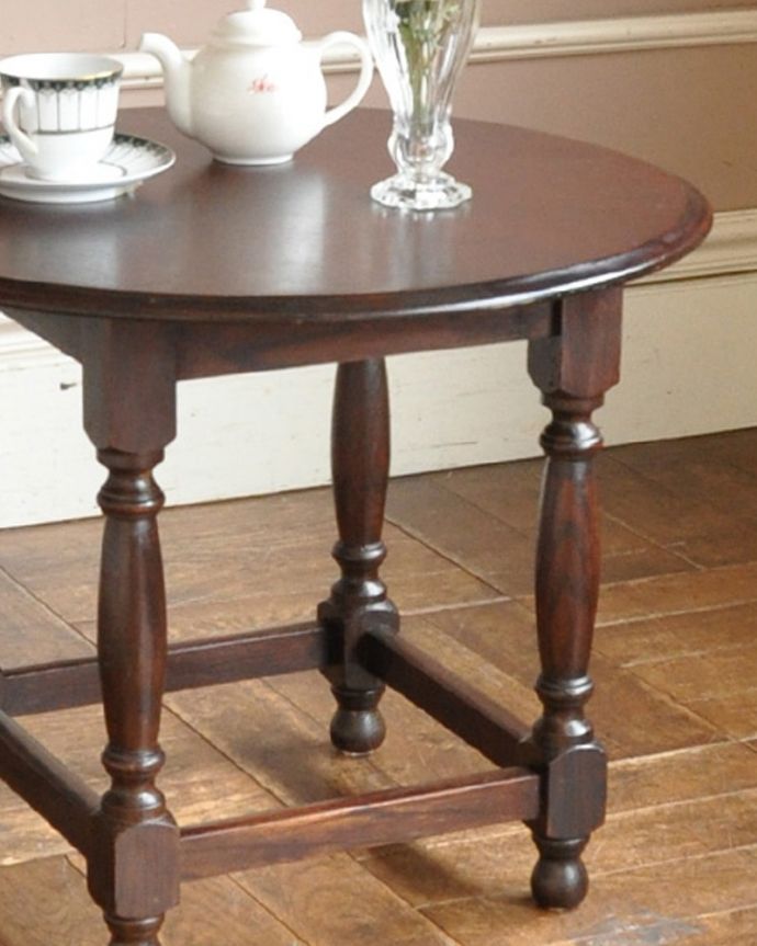 アンティークのテーブル　アンティーク家具　気軽に使えるコンパクトサイズが嬉しいアンティークオケージョナルテーブル。英国らしく凝った彫りの入った脚脚だけを見ても、アンティークらしさが感じられる凝った彫。(j-1803-f)