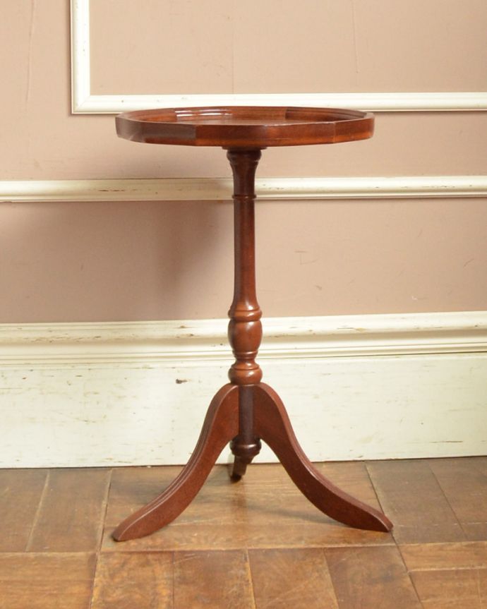 アンティークのテーブル　アンティーク家具　アンティークの英国家具、ブラウンカラーの革張りが上品なワインテーブル。１つ１つキレイな装飾には、思わずうっとりしてしまいます。(j-1804-f)