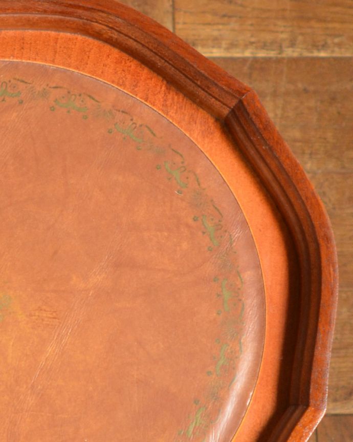 アンティークのテーブル　アンティーク家具　アンティークの英国家具、ブラウンカラーの革張りが上品なワインテーブル。縁にはゴールドの装飾があります。(j-1804-f)