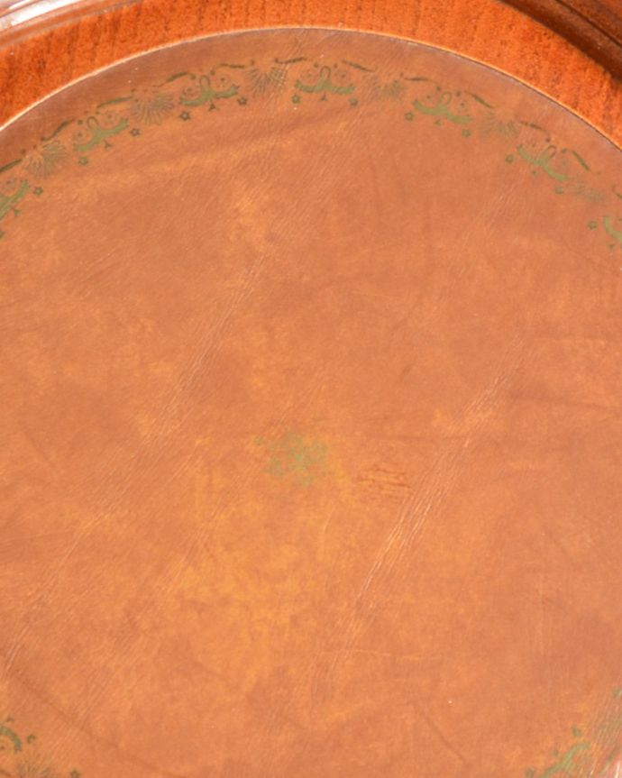 アンティークのテーブル　アンティーク家具　アンティークの英国家具、ブラウンカラーの革張りが上品なワインテーブル。中央にかわいいポイントがあります。(j-1804-f)