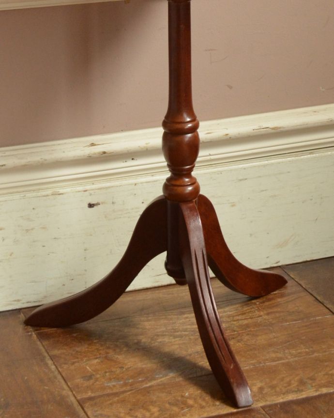 アンティークのテーブル　アンティーク家具　アンティークの英国家具、ブラウンカラーの革張りが上品なワインテーブル。女性らしい可憐なテーブルです。(j-1804-f)