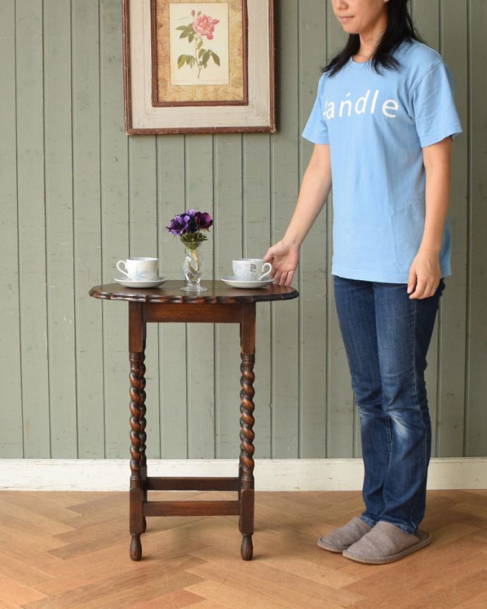 ロイドテーブル　アンティーク家具　ティーテーブルにもなる美しいアンティークの英国家具、ツイスト脚のオケージョナルテーブル 。パソコンやお茶をするテーブルにピッタリ！お部屋の片隅に置いてあるだけでオシャレな空気になります。(j-1805-f)