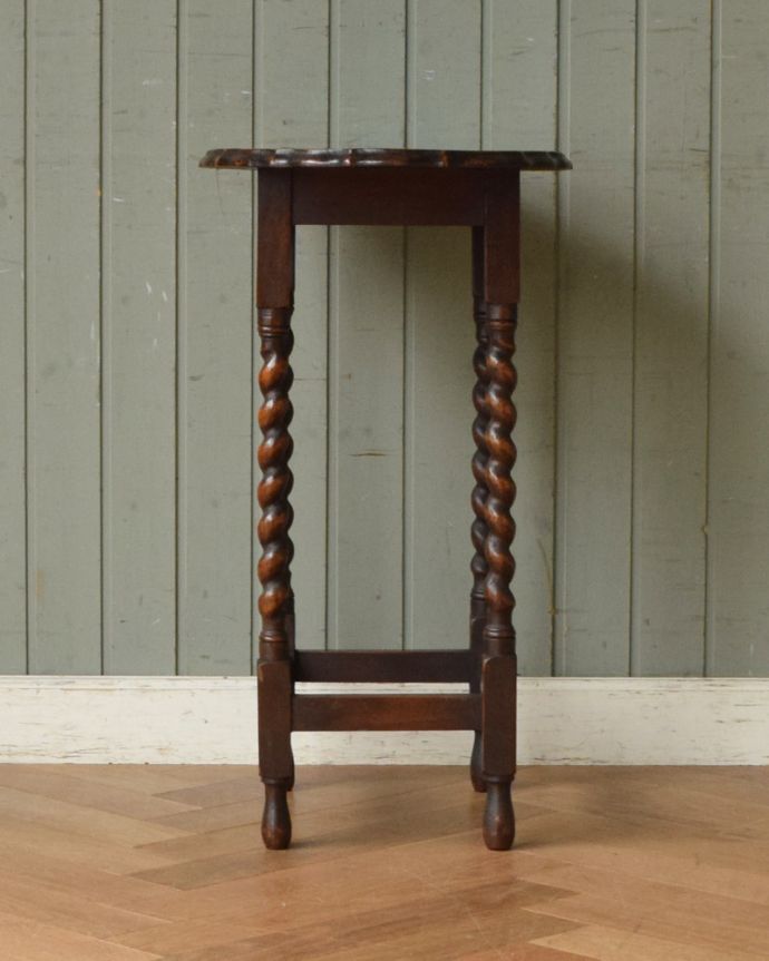 ロイドテーブル　アンティーク家具　ティーテーブルにもなる美しいアンティークの英国家具、ツイスト脚のオケージョナルテーブル 。美しいツイストの装飾には、思わずうっとりしてしまいます。(j-1805-f)