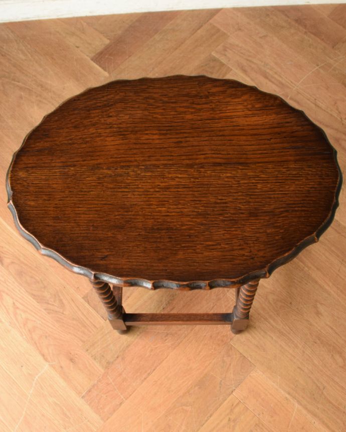 ロイドテーブル　アンティーク家具　ティーテーブルにもなる美しいアンティークの英国家具、ツイスト脚のオケージョナルテーブル 。上から見ると、天板はこんな感じ。(j-1805-f)