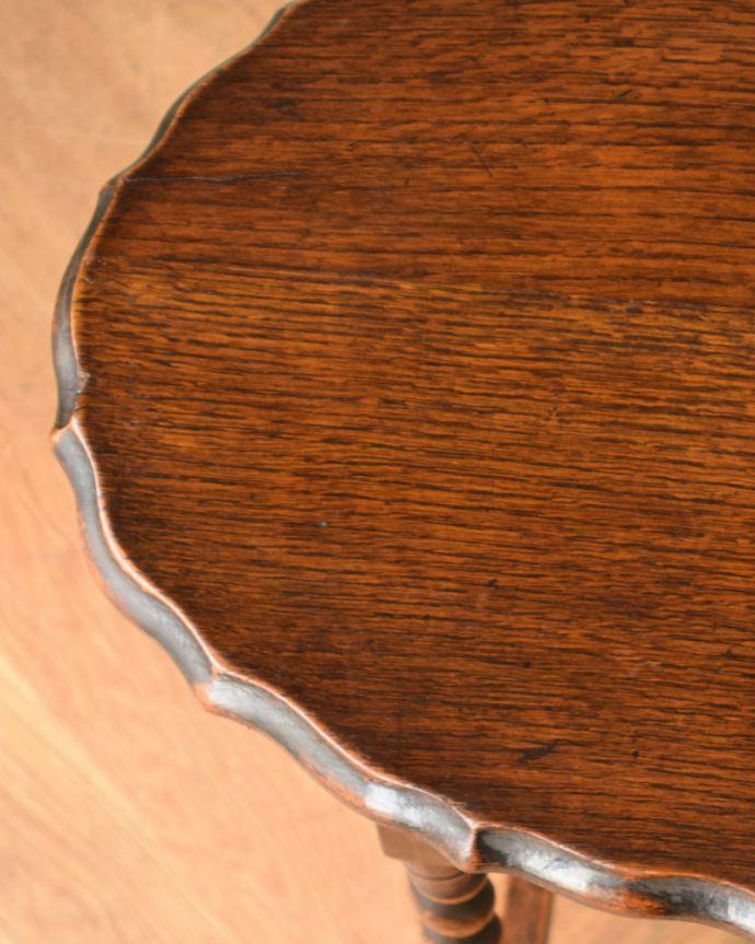 ロイドテーブル　アンティーク家具　ティーテーブルにもなる美しいアンティークの英国家具、ツイスト脚のオケージョナルテーブル 。縁のカッテイングが美しいデザインです。(j-1805-f)