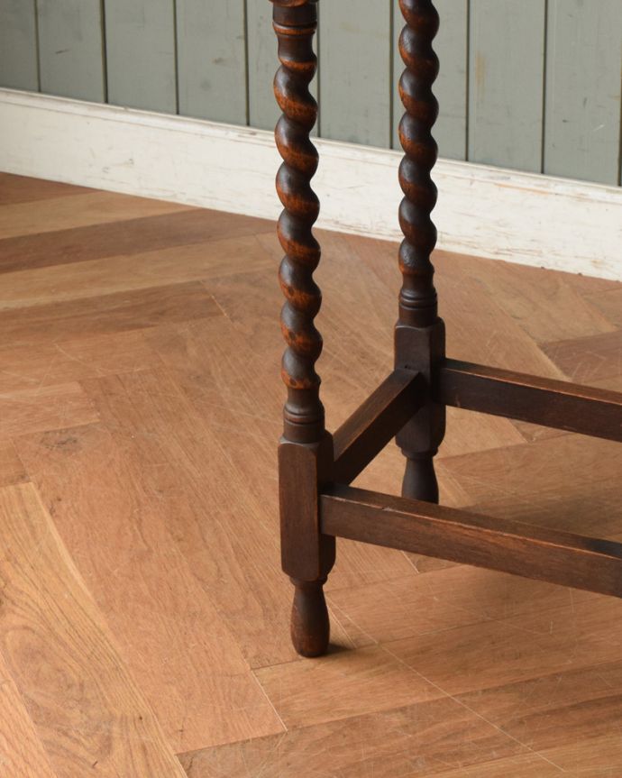 ロイドテーブル　アンティーク家具　ティーテーブルにもなる美しいアンティークの英国家具、ツイスト脚のオケージョナルテーブル 。支えがあるのでバランスよく安定しています。(j-1805-f)