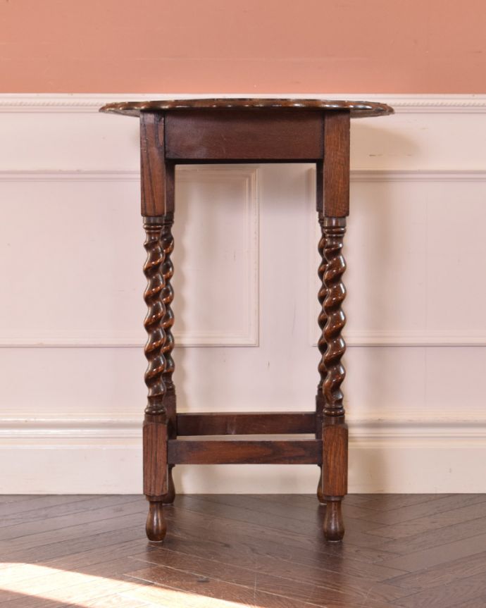 アンティークのテーブル　アンティーク家具　ティーテーブルにもなる美しいアンティークの英国家具、ツイスト脚のオケージョナルテーブル。美しいツイストの装飾には、思わずうっとりしてしまいます。(j-1806-f)