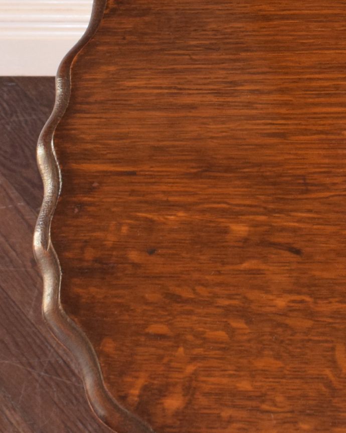 アンティークのテーブル　アンティーク家具　ティーテーブルにもなる美しいアンティークの英国家具、ツイスト脚のオケージョナルテーブル。縁のカッテイングが美しいデザインです。(j-1806-f)