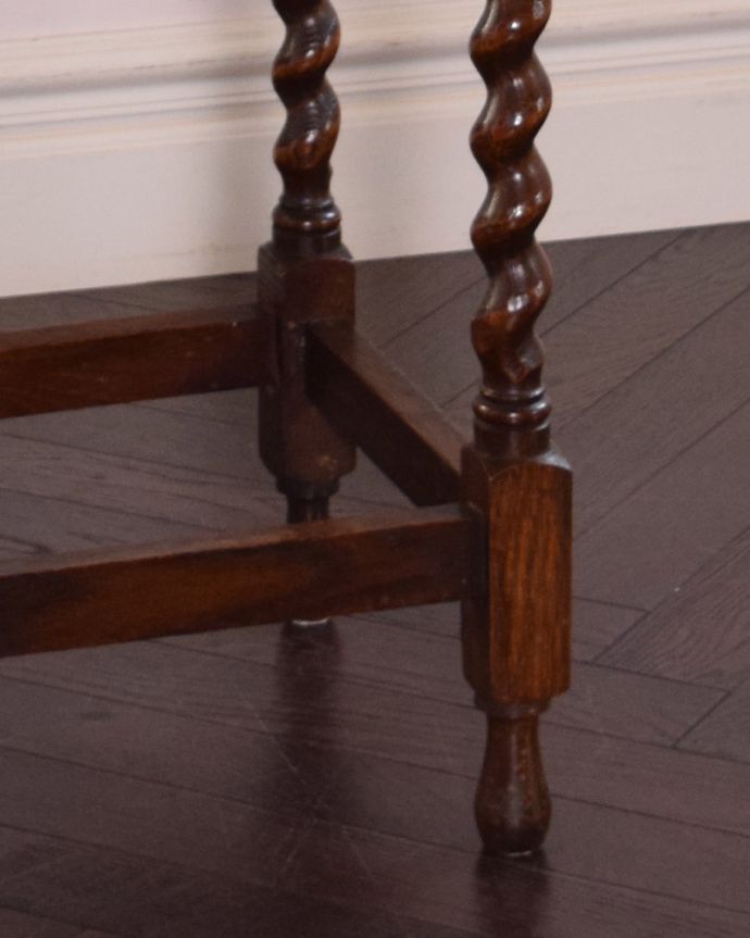 アンティークのテーブル　アンティーク家具　ティーテーブルにもなる美しいアンティークの英国家具、ツイスト脚のオケージョナルテーブル。支えがあるのでバランスよく安定しています。(j-1806-f)