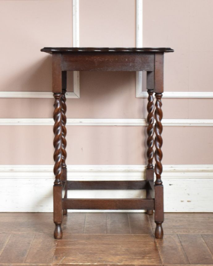 アンティークのテーブル　アンティーク家具　流れるようなツイスト脚が魅力的なアンティークオケージョナルテーブル（ティーテーブル）。どこでも使える便利なオケージョナルテーブル。(j-1807-f)
