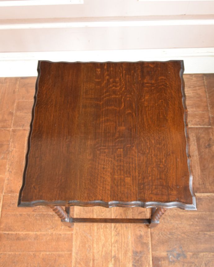 アンティークのテーブル　アンティーク家具　流れるようなツイスト脚が魅力的なアンティークオケージョナルテーブル（ティーテーブル）。天板もキレイに仕上げました。(j-1807-f)