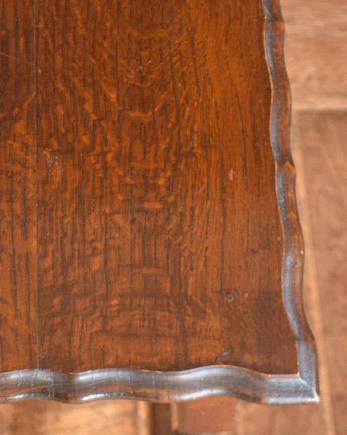 アンティークのテーブル　アンティーク家具　流れるようなツイスト脚が魅力的なアンティークオケージョナルテーブル（ティーテーブル）。大人っぽいカラーで落ち着きがあります。(j-1807-f)