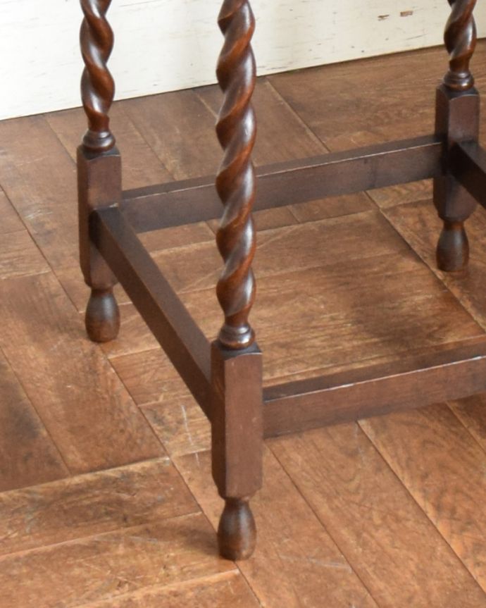 アンティークのテーブル　アンティーク家具　流れるようなツイスト脚が魅力的なアンティークオケージョナルテーブル（ティーテーブル）。水が流れていく様子を思わせる細くて美しいツイストの脚です。(j-1807-f)