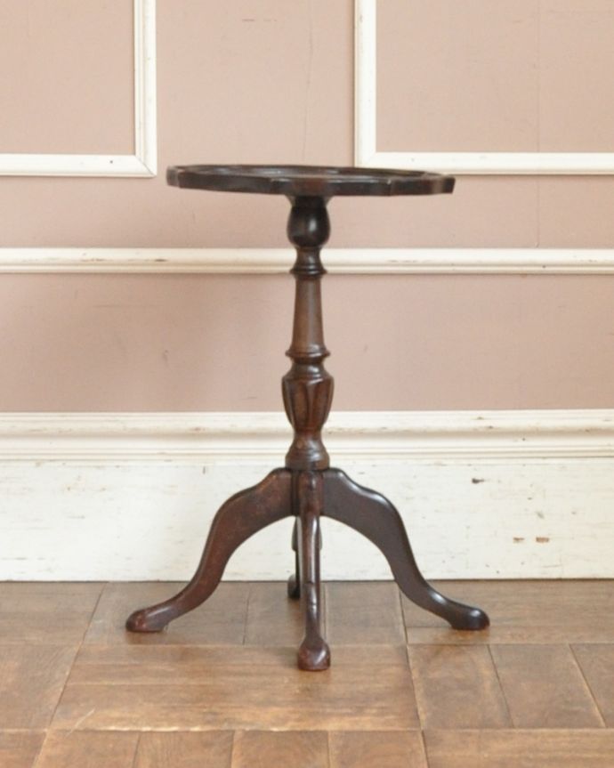 アンティークのテーブル　アンティーク家具　天板のカットが美しいアンティークのワインテーブル。場所を選ばない優秀アイテム１つ１つキレイな装飾には、思わずうっとりしてしまいます。(j-1810-f)
