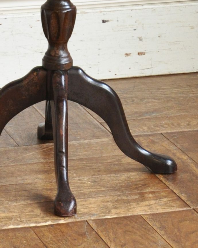 アンティークのテーブル　アンティーク家具　天板のカットが美しいアンティークのワインテーブル。脚先までこだわりのシルエット女性らしい可憐なテーブルです。(j-1810-f)