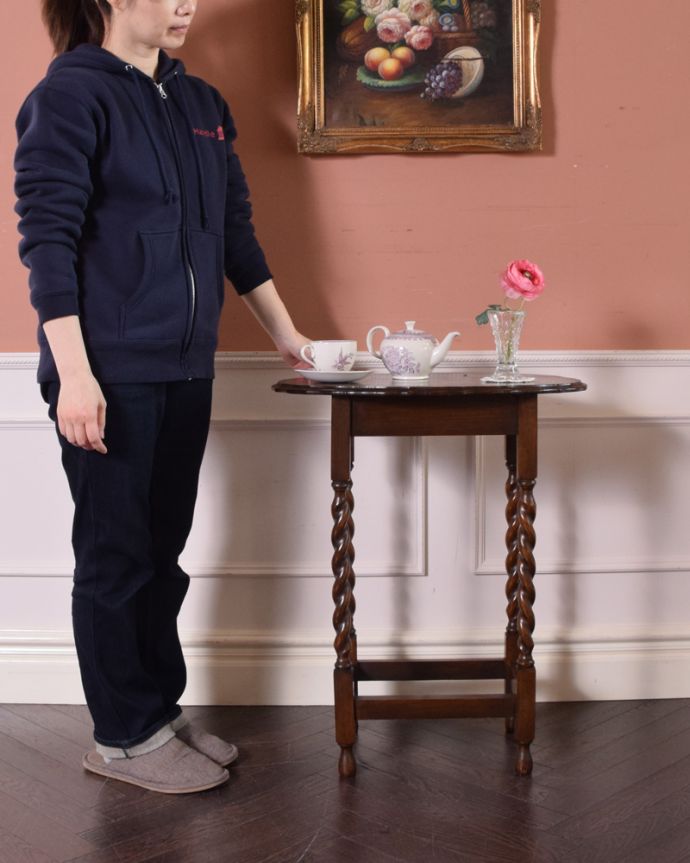 ロイドテーブル　アンティーク家具　ツイスト脚が美しいアンティークの英国家具、ティーテーブルにもなるオケージョナルテーブル 。パソコンやお茶をするテーブルにピッタリ！お部屋の片隅に置いてあるだけでオシャレな空気になります。(j-1811-f-1)