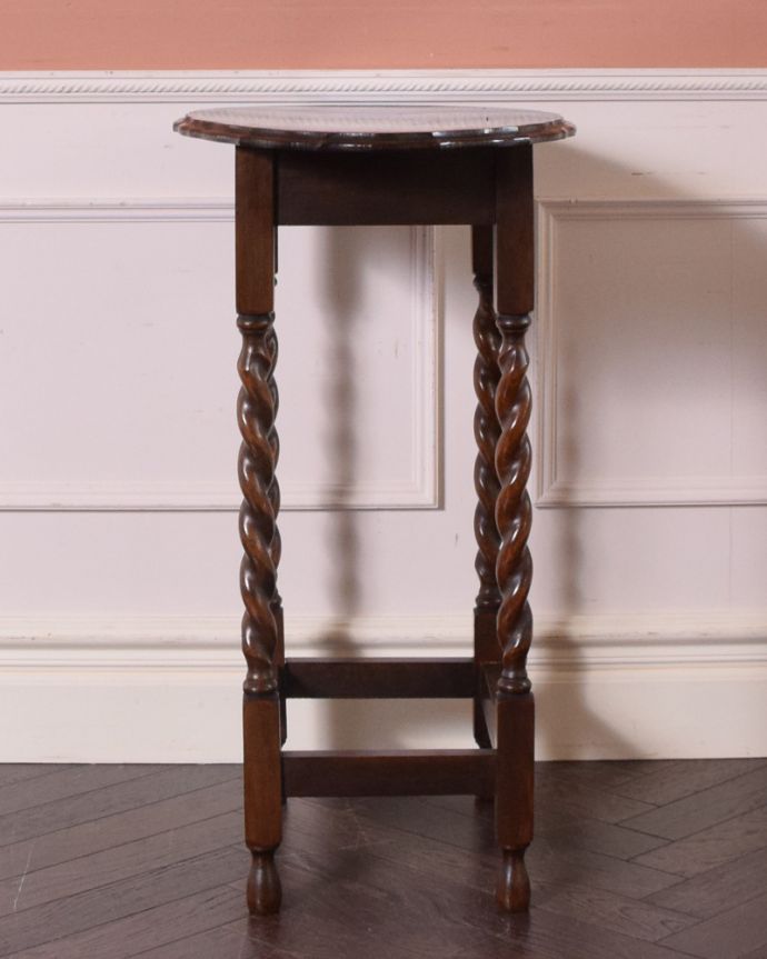 ロイドテーブル　アンティーク家具　ツイスト脚が美しいアンティークの英国家具、ティーテーブルにもなるオケージョナルテーブル 。横から見ると奥行きがスッキリしているのが分かります。(j-1811-f-1)