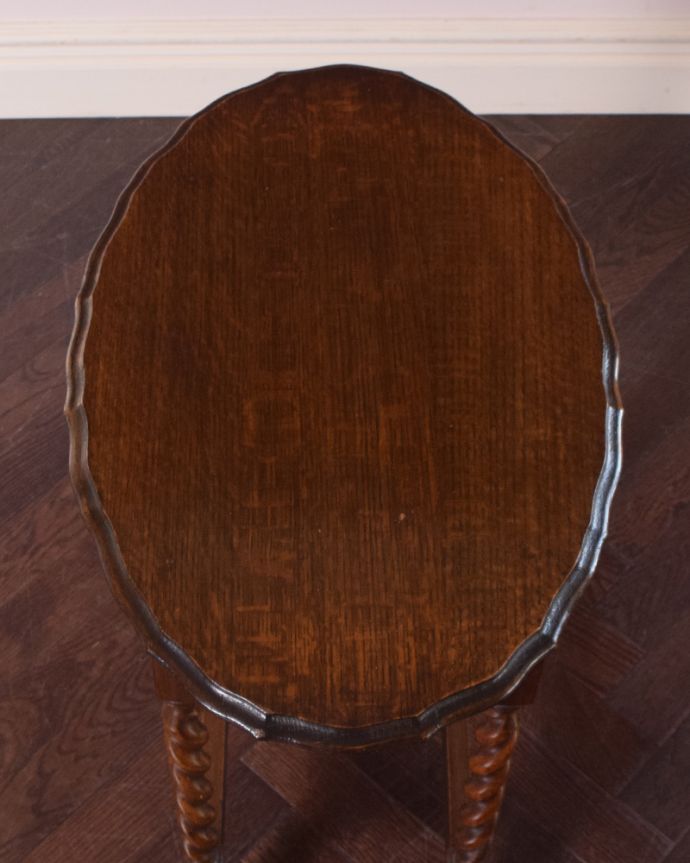 ロイドテーブル　アンティーク家具　ツイスト脚が美しいアンティークの英国家具、ティーテーブルにもなるオケージョナルテーブル 。上から見ると、天板はこんな感じ。(j-1811-f-1)