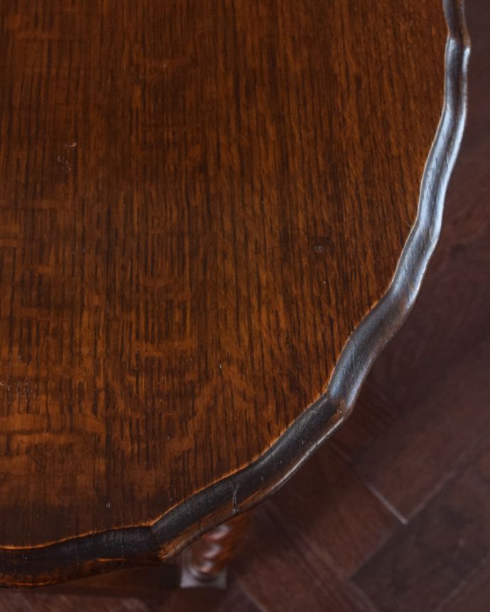 ロイドテーブル　アンティーク家具　ツイスト脚が美しいアンティークの英国家具、ティーテーブルにもなるオケージョナルテーブル 。縁のカッテイングが美しいデザインです。(j-1811-f-1)