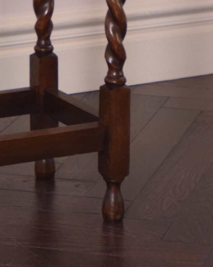 ロイドテーブル　アンティーク家具　ツイスト脚が美しいアンティークの英国家具、ティーテーブルにもなるオケージョナルテーブル 。支えがあるのでバランスよく安定しています。(j-1811-f-1)