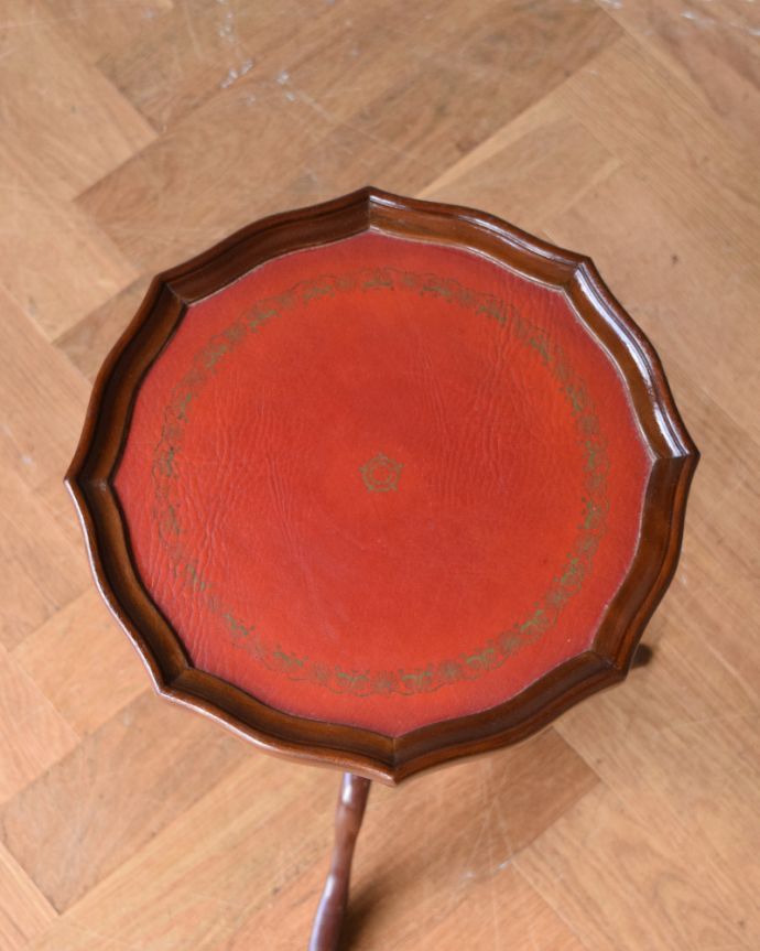 アンティークのテーブル　アンティーク家具　天板に華やかな赤色の革を張り込んだアンティークのワインテーブル。何を置こうかな･･･？上から見ると、天板はこんな感じ。(j-1812-f)