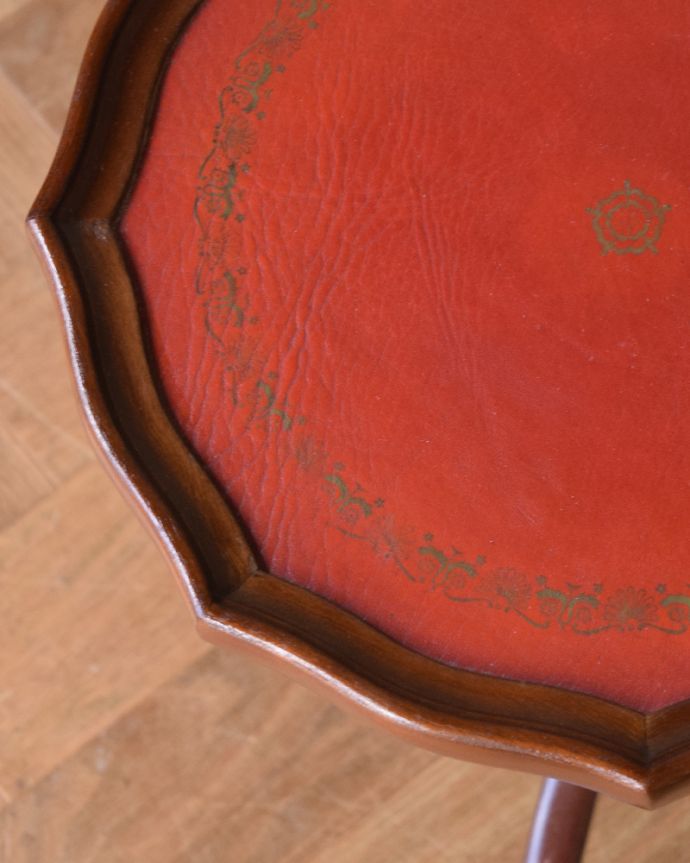 アンティークのテーブル　アンティーク家具　天板に華やかな赤色の革を張り込んだアンティークのワインテーブル。カッティングがとっても優雅･･･縁にはゴールドの装飾があります。(j-1812-f)