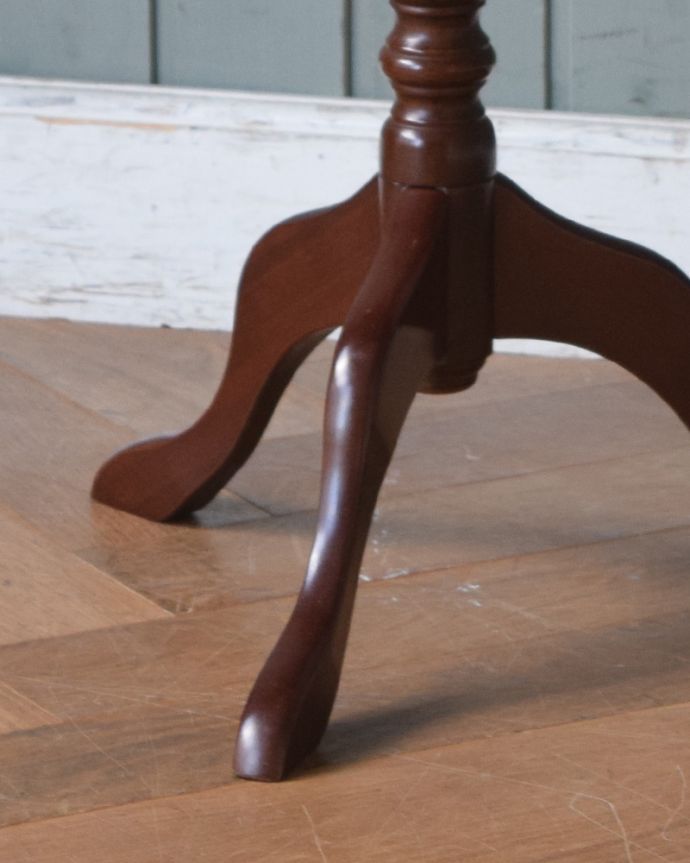 アンティークのテーブル　アンティーク家具　天板に華やかな赤色の革を張り込んだアンティークのワインテーブル。脚先までこだわりのシルエット女性らしい可憐なテーブルです。(j-1812-f)