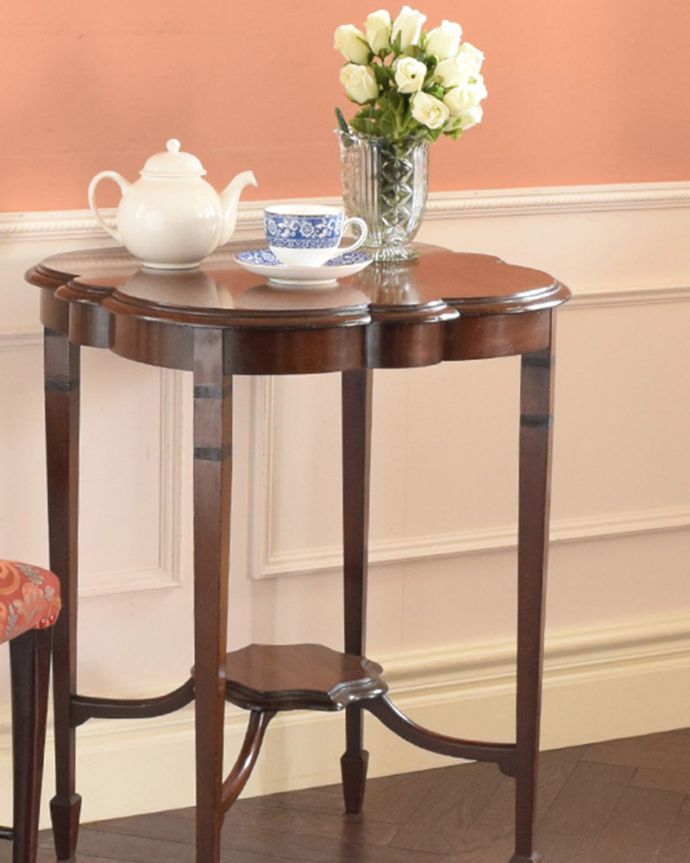 アンティークのテーブル　アンティーク家具　花台や電話台にも使えるアンティークのオケージョナルテーブル。細くてしなやかな･･･品格ある立ち姿上品でまるで貴婦人のような立ち姿。(j-1813-f)