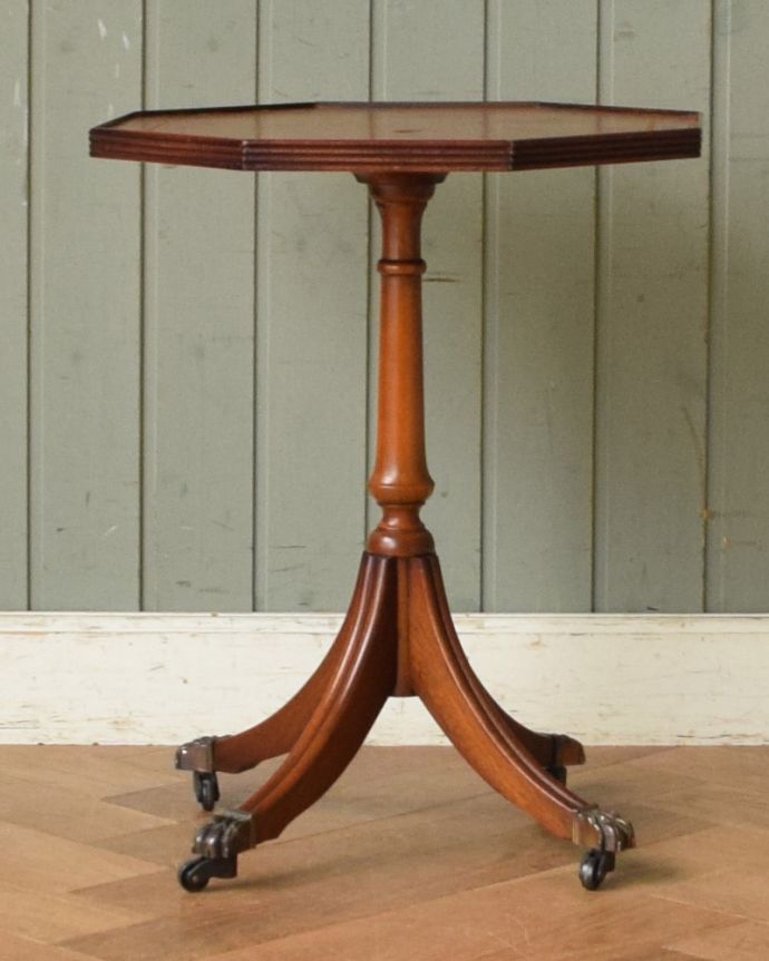アンティークのテーブル　アンティーク家具　正八角形のキレイな革貼りのワインテーブル、英国のアンティーク家具。１つ１つキレイな装飾には、思わずうっとりしてしまいます。(j-1814-f)