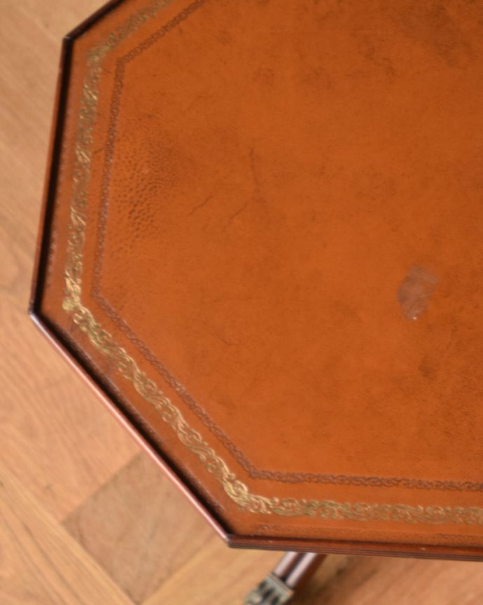 アンティークのテーブル　アンティーク家具　正八角形のキレイな革貼りのワインテーブル、英国のアンティーク家具。縁にはゴールドの装飾があります。(j-1814-f)