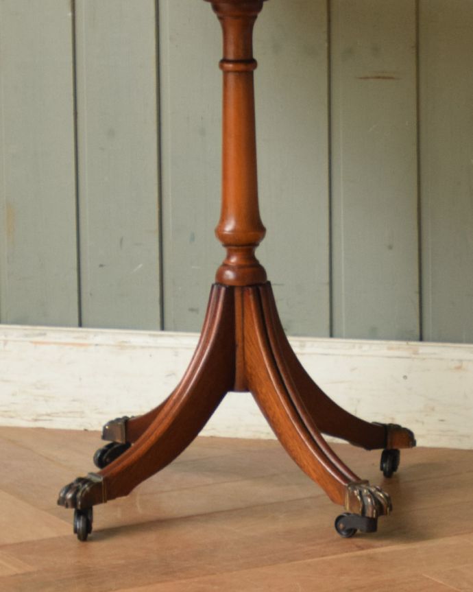 アンティークのテーブル　アンティーク家具　正八角形のキレイな革貼りのワインテーブル、英国のアンティーク家具。女性らしい可憐なテーブルです。(j-1814-f)