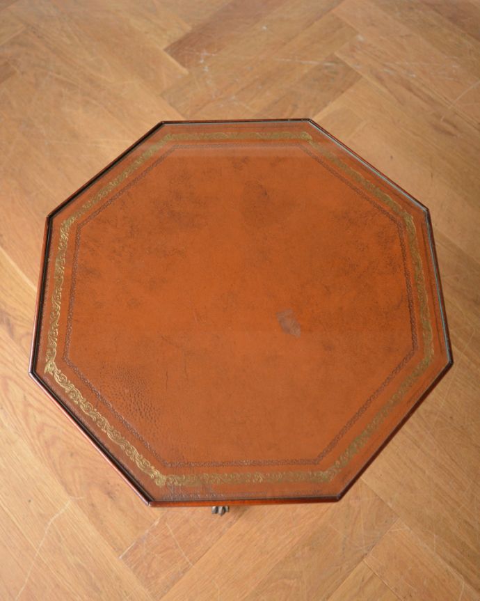 アンティークのテーブル　アンティーク家具　正八角形のキレイな革貼りのワインテーブル、英国のアンティーク家具。上から見ると、天板はこんな感じ。(j-1814-f)