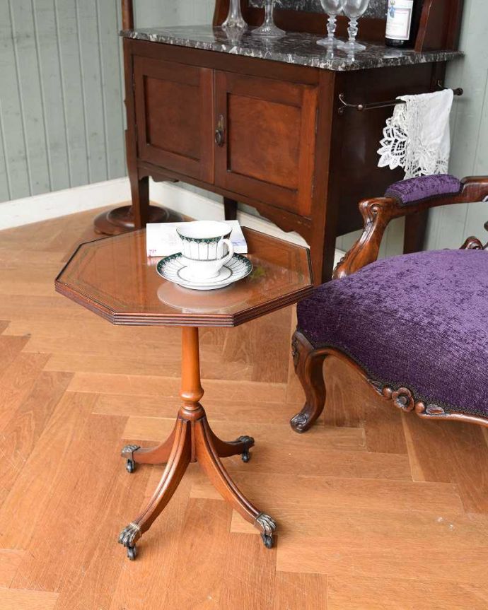 アンティークのテーブル　アンティーク家具　正八角形のキレイな革貼りのワインテーブル、英国のアンティーク家具。フレンチスタイルで優雅な空間に優雅なソファとあわせて、リビングをイメージしてコーディネートしてみました。(j-1814-f)