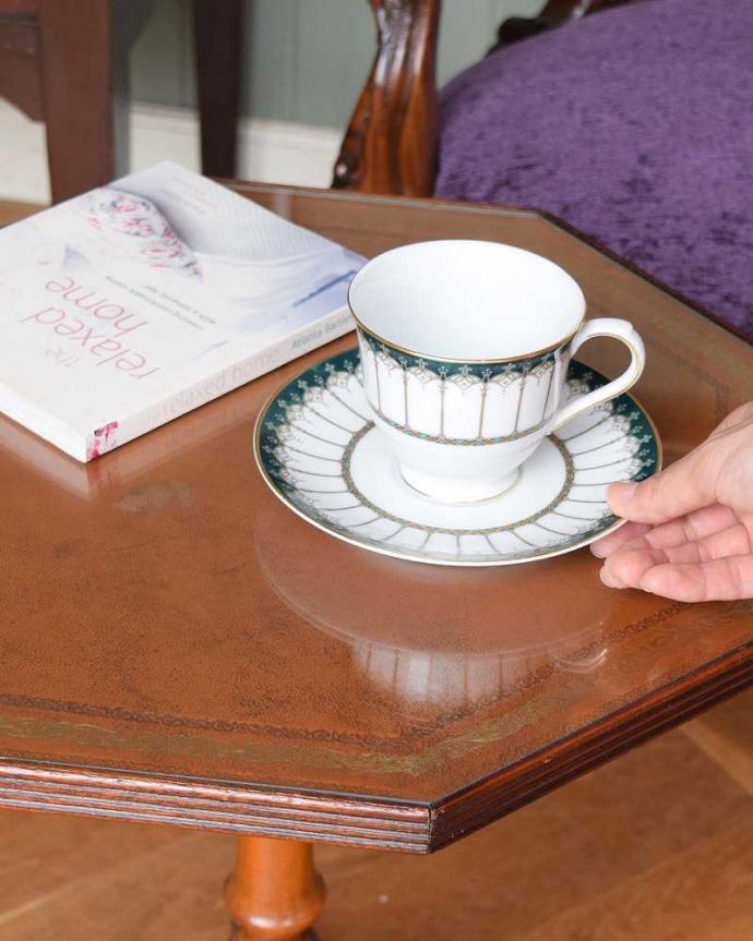 アンティークのテーブル　アンティーク家具　正八角形のキレイな革貼りのワインテーブル、英国のアンティーク家具。日常的にも実用的に使えます！ガラス天板なので、お茶やお菓子を置いてもお掃除ラクラクです。(j-1814-f)