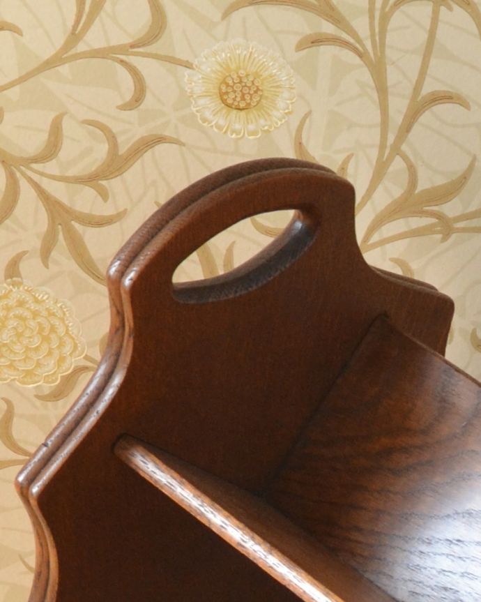 マガジンラック　アンティーク家具　編み目がおしゃれなアンティークのマガジンラック。持ち手が付いています。(j-1816-f)