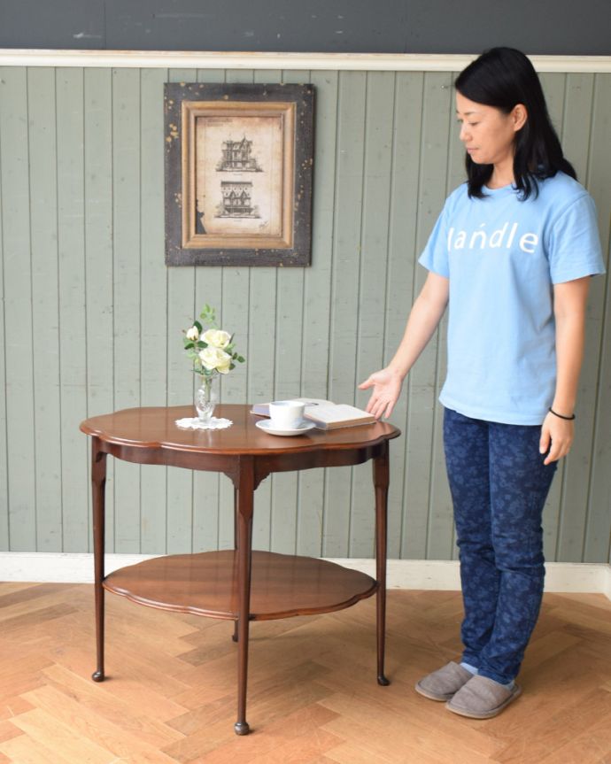 ロイドテーブル　アンティーク家具　脚元に棚が１つ付いたアンティークオケージョナルテーブル。美しい曲線美にうっとりそっと壁に付けて置くだけで、オシャレな雰囲気に。(j-1819-f)