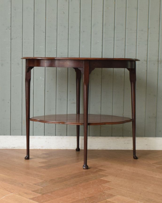 ロイドテーブル　アンティーク家具　脚元に棚が１つ付いたアンティークオケージョナルテーブル。場所を選ばない優秀アイテム１つ１つキレイな装飾には、思わずうっとりしてしまいます。(j-1819-f)