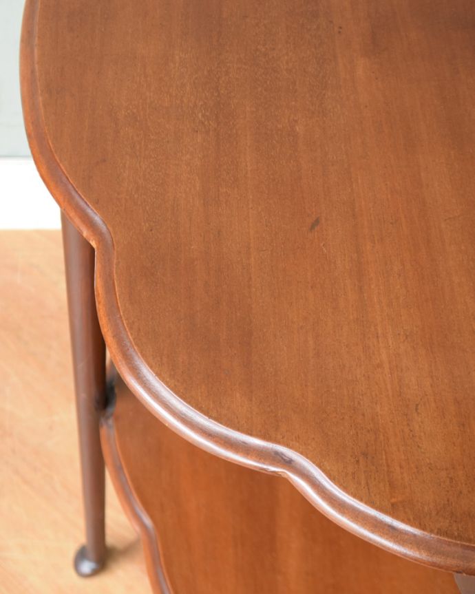 ロイドテーブル　アンティーク家具　脚元に棚が１つ付いたアンティークオケージョナルテーブル。カッティングがとっても優雅･･･縁のカッテイングが美しいデザインです。(j-1819-f)