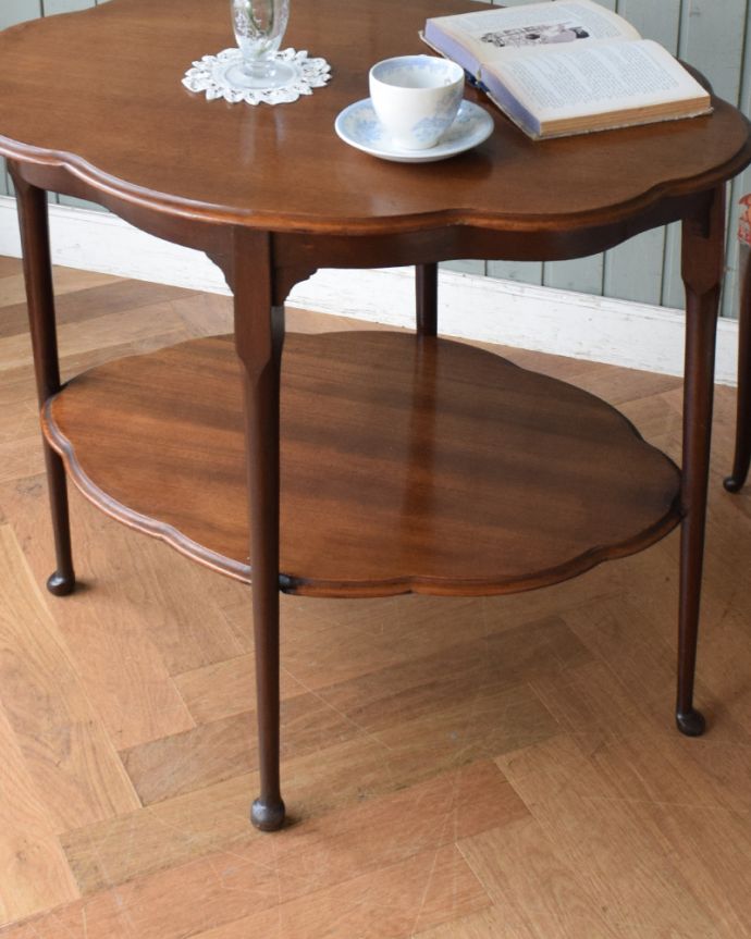 ロイドテーブル　アンティーク家具　脚元に棚が１つ付いたアンティークオケージョナルテーブル。実は重宝するんです･･･下にはちょっとした物置があります。(j-1819-f)