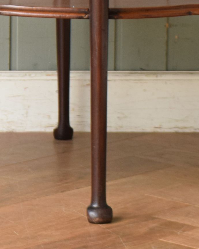 ロイドテーブル　アンティーク家具　脚元に棚が１つ付いたアンティークオケージョナルテーブル。スッキリとした脚細い脚先が繊細でステキ。(j-1819-f)