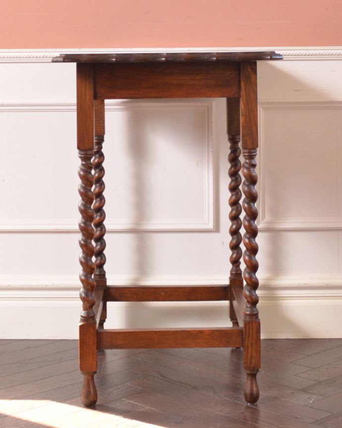 ロイドテーブル　アンティーク家具　美しいアンティークの英国家具、ツイスト脚のオケージョナルテーブル。１つ１つキレイな装飾には、思わずうっとりしてしまいます。(j-1820-f)