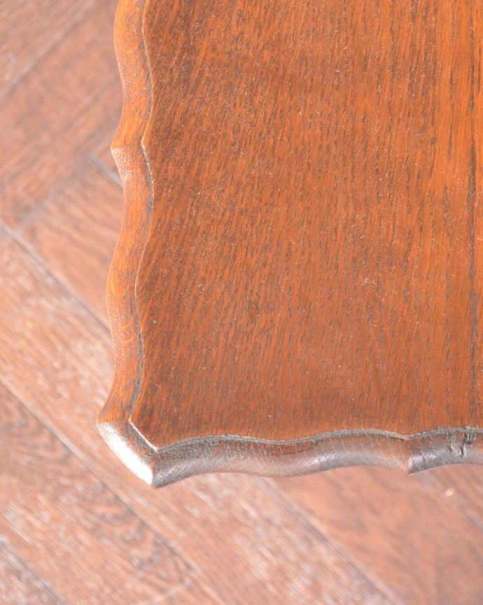 ロイドテーブル　アンティーク家具　美しいアンティークの英国家具、ツイスト脚のオケージョナルテーブル。縁のカッテイングが美しいデザインです。(j-1820-f)