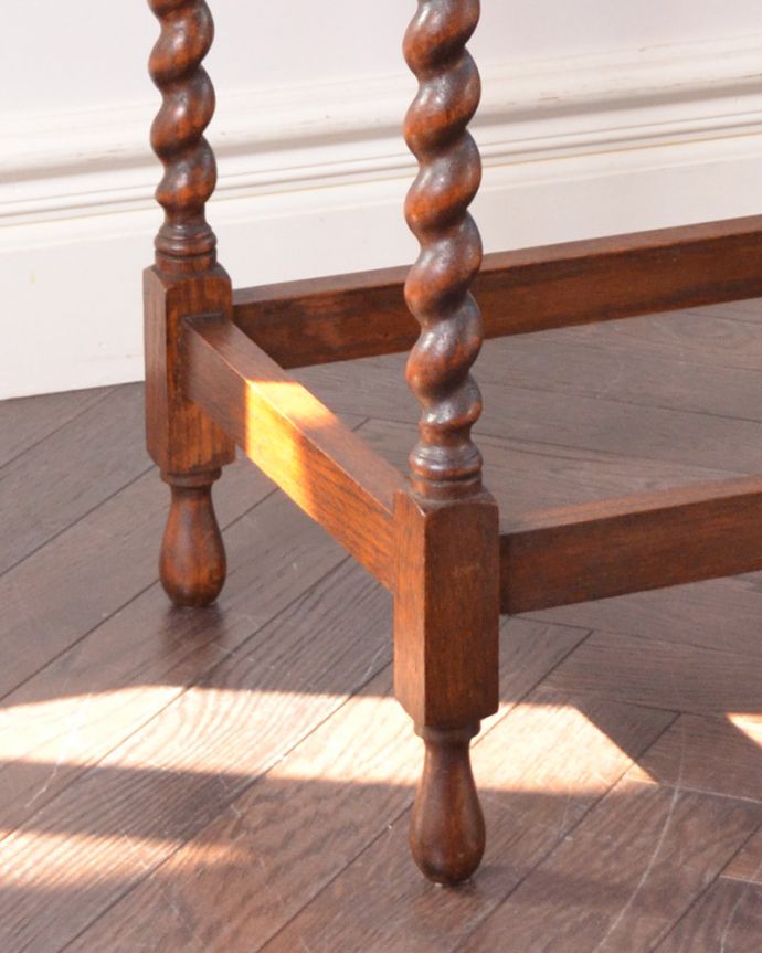 ロイドテーブル　アンティーク家具　美しいアンティークの英国家具、ツイスト脚のオケージョナルテーブル。桟が付いているので、バランスよく安定しています。(j-1820-f)