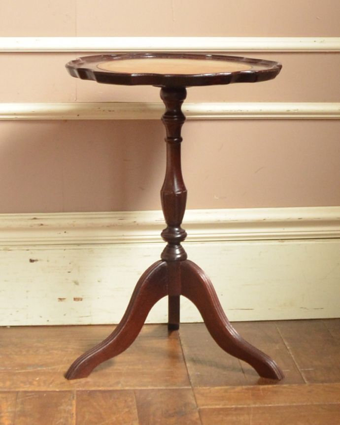 アンティークのテーブル　アンティーク家具　３本の脚がエレガント、革張りのワインテーブル（オケージョナルテーブル）。アンティークは新品ではないので、もちろん経年変化によるキズはありますが、専門の職人が目立たないようキレイにお直しをしているので、後姿までキレイです。(j-1832-f)