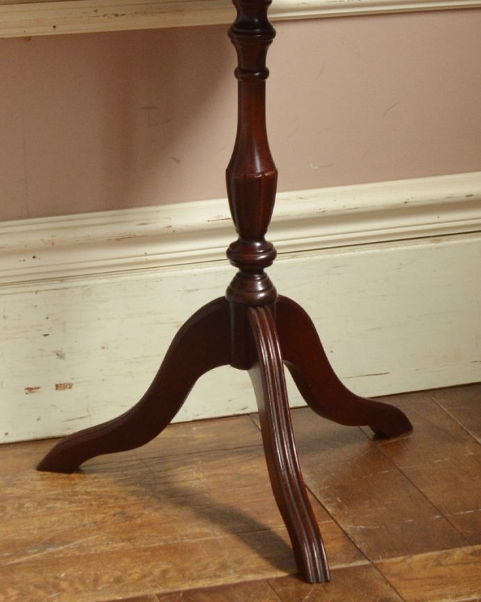 アンティークのテーブル　アンティーク家具　３本の脚がエレガント、革張りのワインテーブル（オケージョナルテーブル）。脚先までこだわりのシルエット。(j-1832-f)