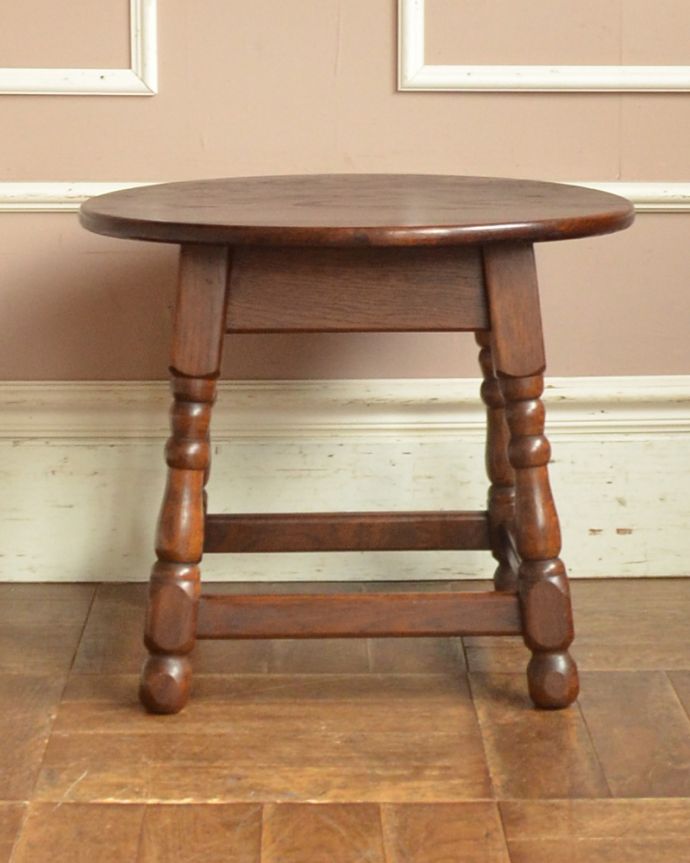 アンティークのテーブル　アンティーク家具　英国スタイルのアンティーク家具、小さくて可愛いサイズのティーテーブル（オケージョナルテーブル）。１つ１つキレイな装飾には、思わずうっとりしてしまいます。(j-1844-f)